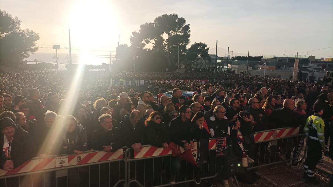 Trentamila sardi in lacrime per l’addio a Riva a Cagliari: “Gigi, corri e tendi le tue braccia al cielo”