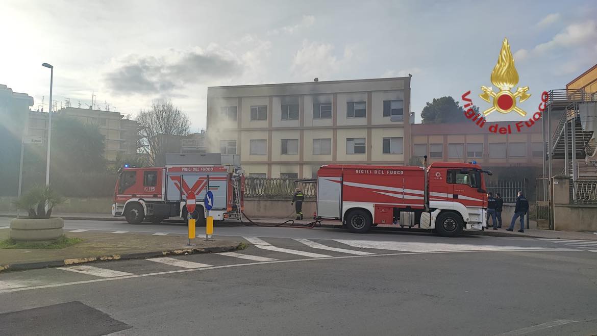 Fiamme alte nella scuola di via Abruzzi, paura a San Michele: i vigili del fuoco spengono lo strano incendio