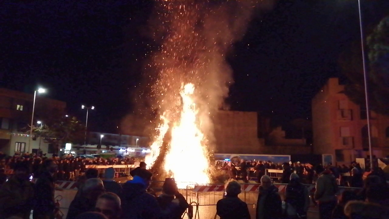 Monserrato, in piazza Gennargentu l’accensione de “Su Fogadoni” -VIDEO