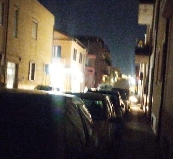 Cagliari, monta la rabbia di Pirri contro Truzzu: “Strade al buio, camminiamo con le torce”