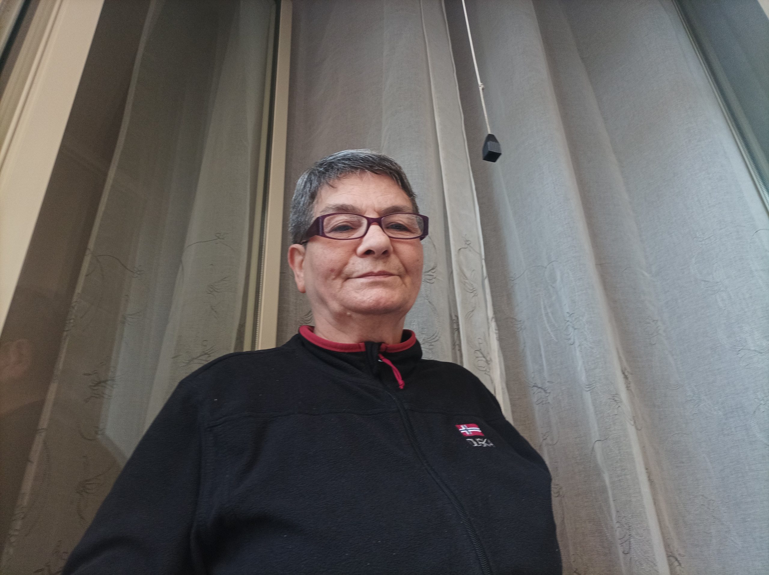 Cagliari, la 75enne che ha contestato Elly Schlein: “Mangiava mandarini e sorrideva, io ho le mani storte dopo una vita di lavoro”