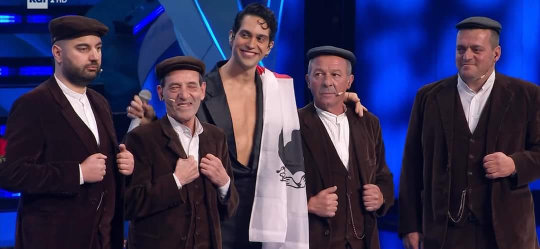 Mahmood, Remunnu ‘e Locu e i Quattro Mori sul palco dell’Ariston: il canto a tenore strega Sanremo