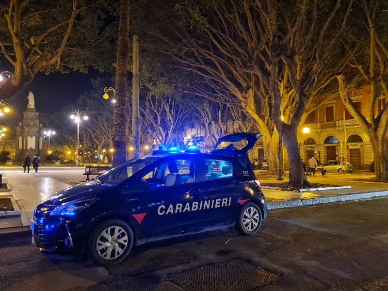 Cagliari, lite tra stranieri in piazza del Carmine sfocia nel sangue: 40enne senegalese ferito al volto