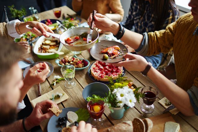 Cena segreta e a invito coi soldi del Comune: esplode la polemica a Sestu