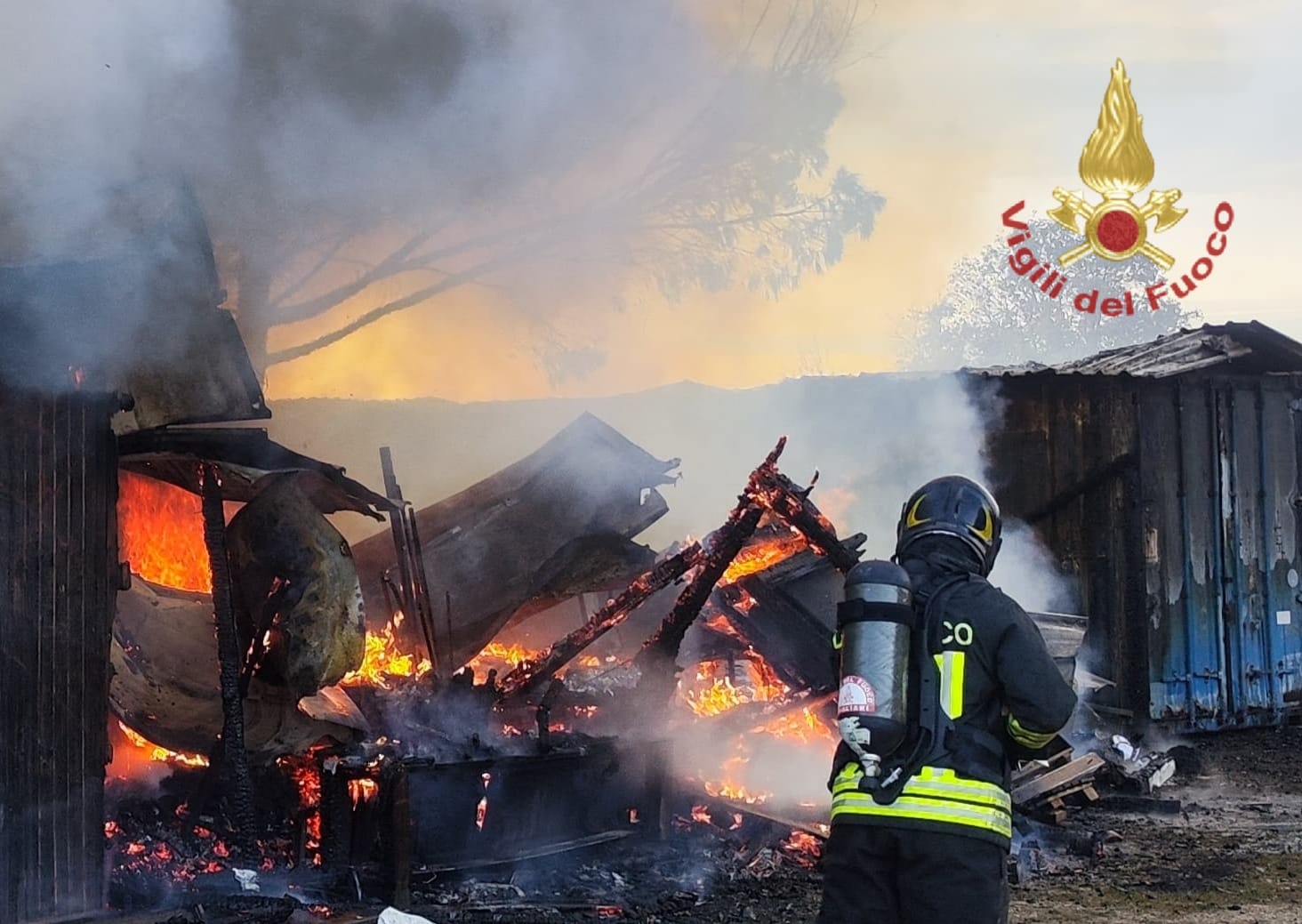 Paura a Quartu, maxi incendio accanto alla 554: in fiamme un deposito e un container