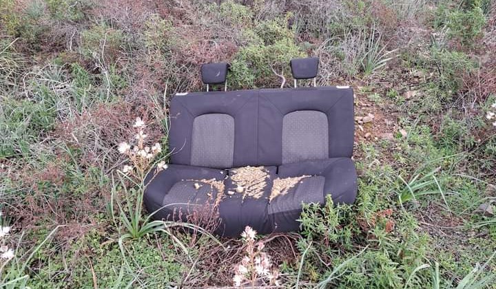 Le campagne di Sinnai sommerse dai rifiuti, anche sedili di auto