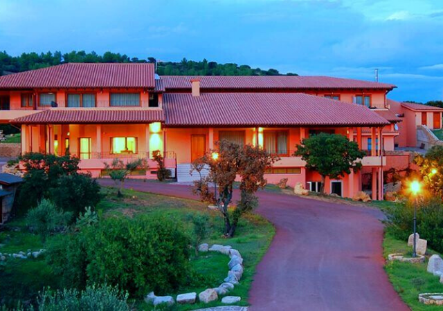 Guspini, lo storico hotel Sa Rocca dal fallimento all’asta: 2,8 milioni con piscine e ristorante immersi nel verde