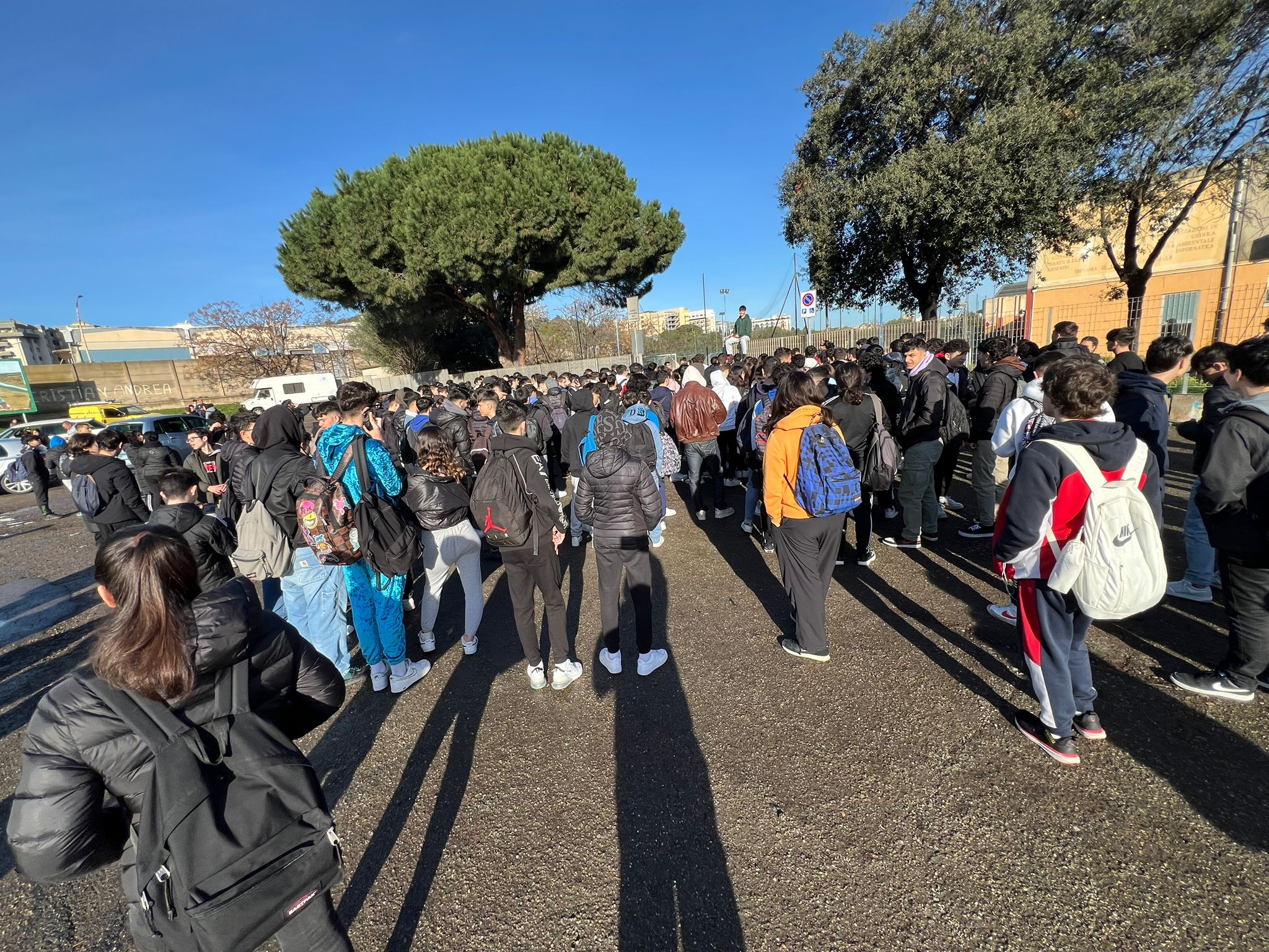 Cagliari, studenti del Giua in trincea: “A scuola tra topi e piastrelle che ci cadono sulle teste”