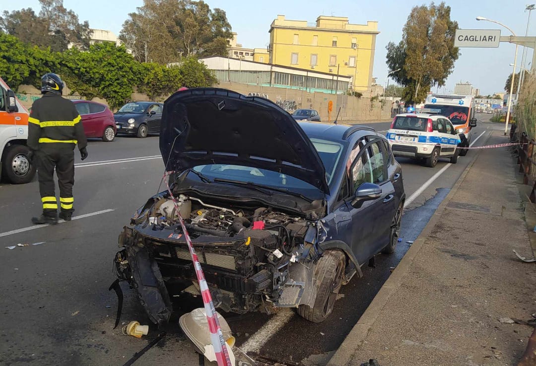 Cagliari, auto fuori strada in viale La Playa: feriti 5 ragazzi di Capoterra