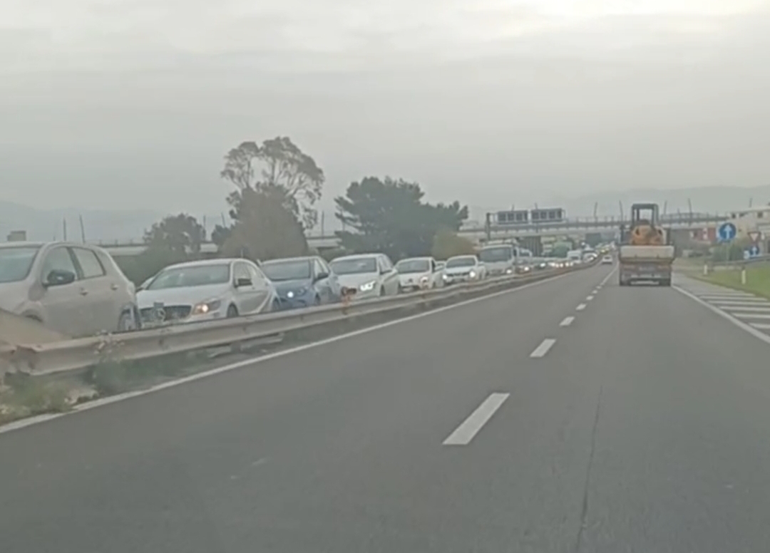 Tamponamento a catena, la Statale 554 va in tilt: code e caos anche in viale Marconi