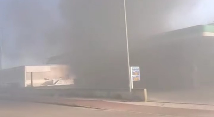Paura a San Gavino, fiamme accanto all’ospedale: “Non passate in quella zona, c’è un distributore di carburante”