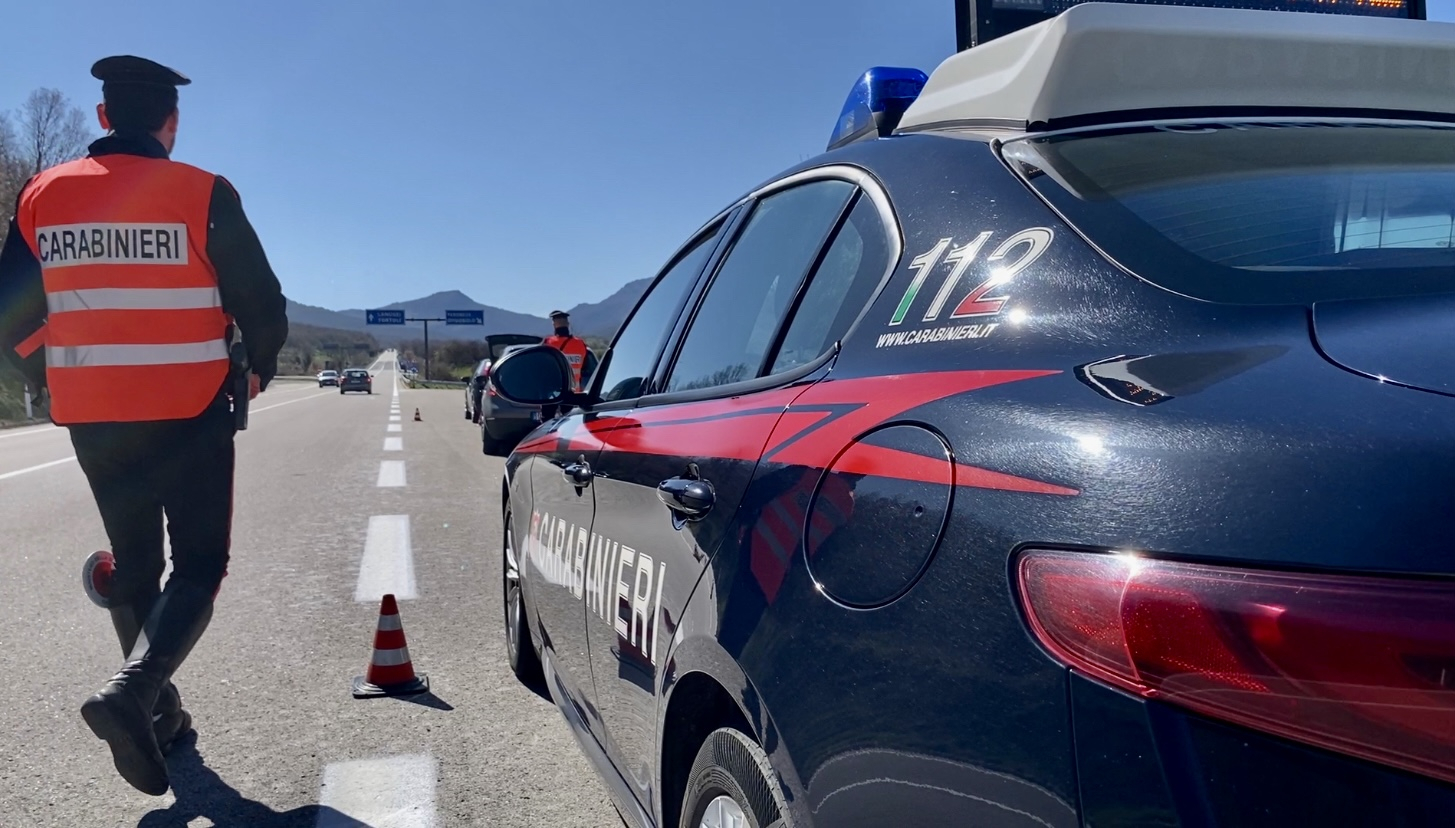 Senza patente e con la droga, 22enne di Tortolì brucia l’alt dei carabinieri: arrestato