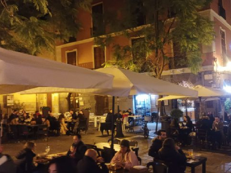 Cagliari, guerra alla malamovida: stop alle consumazioni all’esterno all’una di notte e taglio ai tavolini in centro