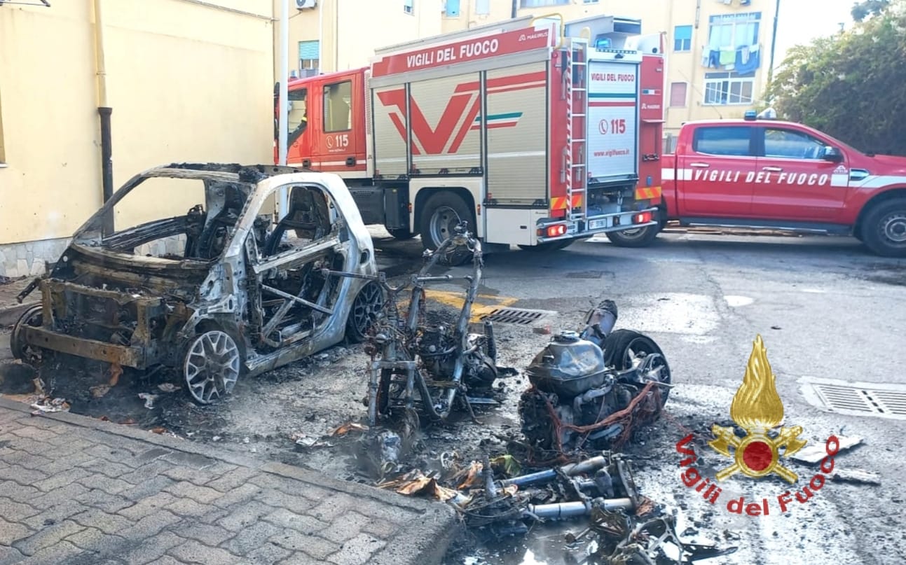 Cagliari, paura a San Michele: in fiamme un’auto e due scooter