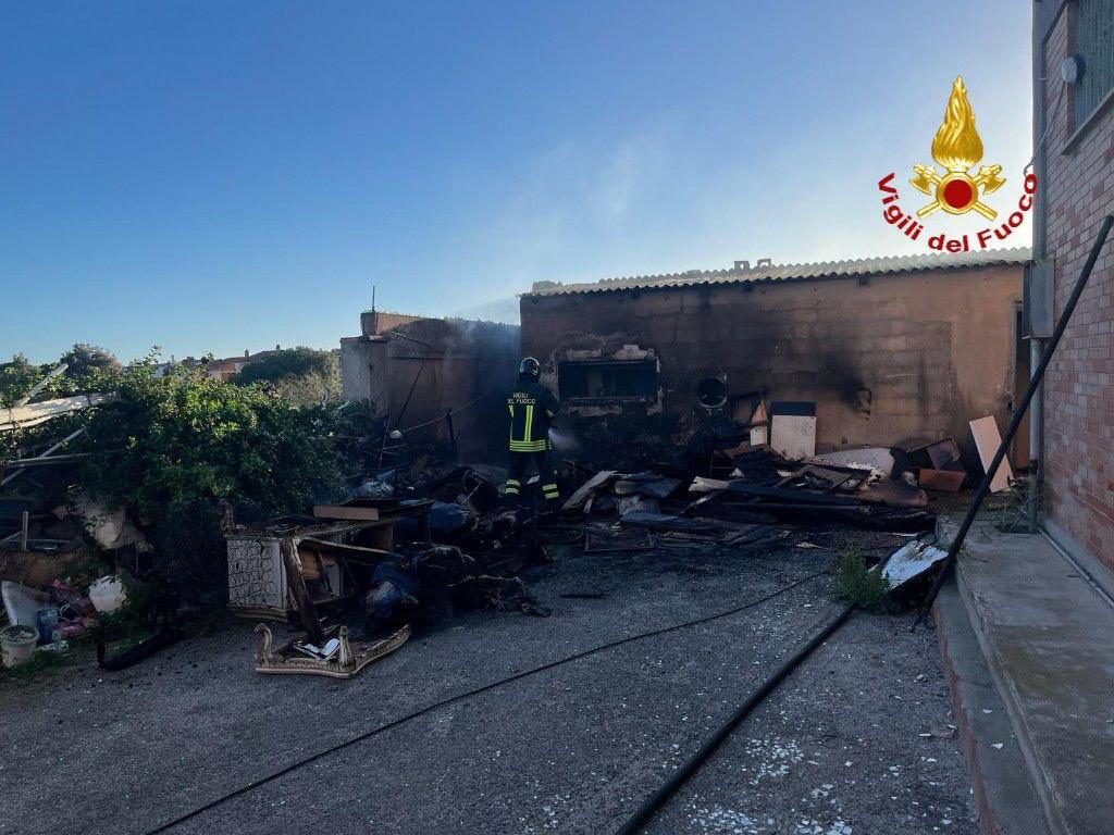 A Selargius il fuoco divora i mobili dello storico ex mobilificio Carma: i danni sono ingenti