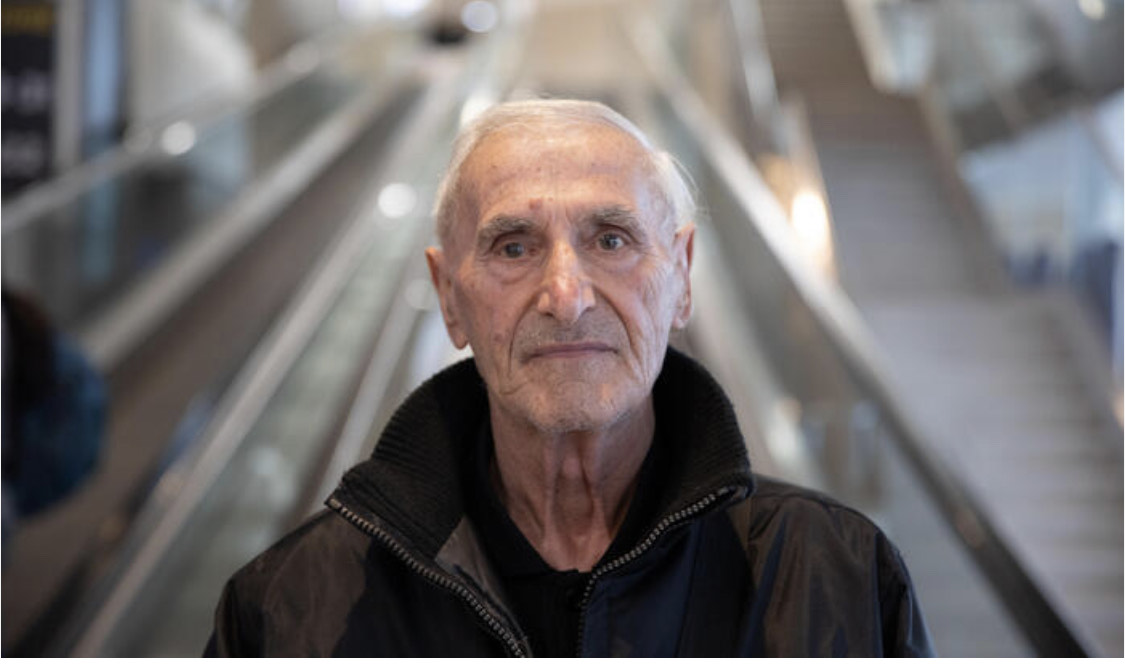 La storia di Arnaldo, che vive per 8 mesi in aeroporto: il Comune gli trova una sistemazione