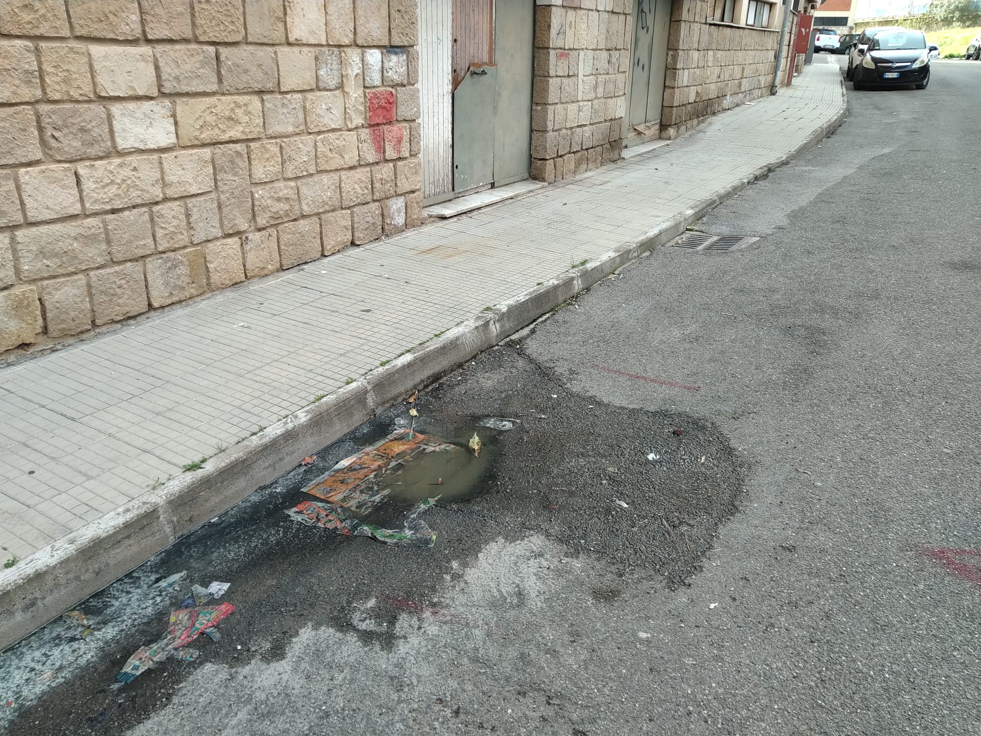 Cagliari, allarme igienico in via Avogadro: liquami in strada da 40 giorni