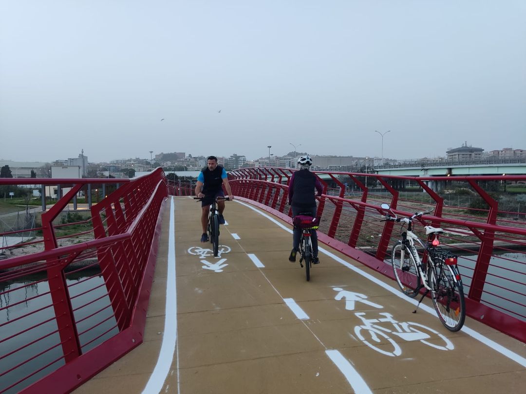Esultano i ciclisti a Cagliari: “Incredibile ma vero, il ponte di San Bartolomeo è stato aperto”