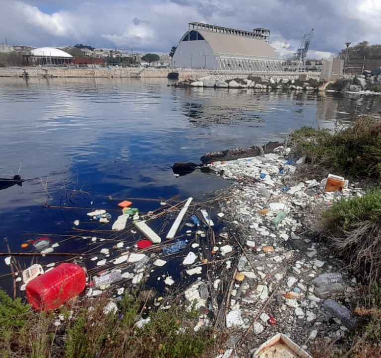 Cagliari, discarica Sant’Elia: “Lungomare sommerso da chili di plastica e pesci in putrefazione”