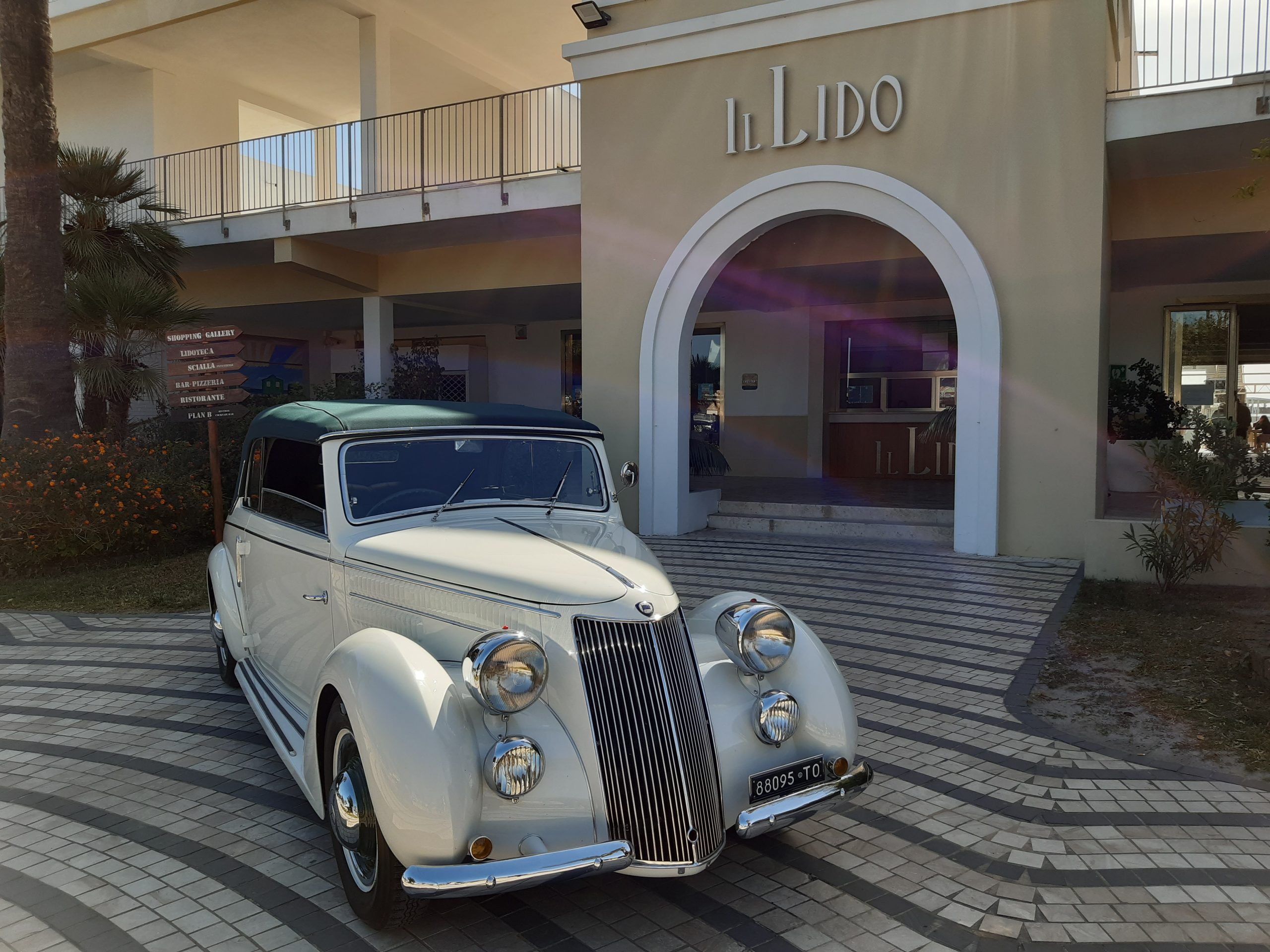 Cagliari, straordinario successo per le auto d’epoca in passerella al Poetto
