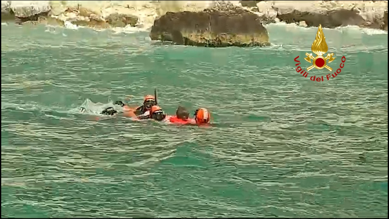 Cagliari, cadono dal gommone e naufragano davanti a Capo Sant’Elia: due ragazze salvate all’ultimo