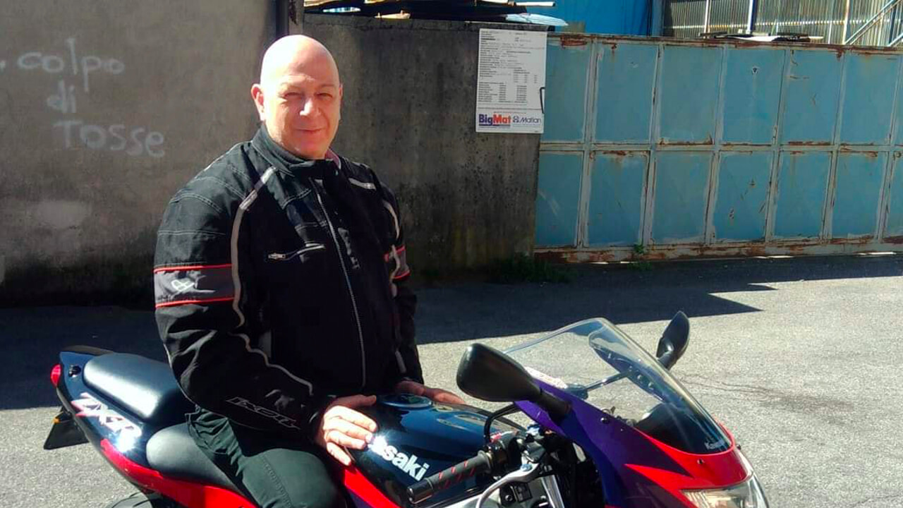 Inversione di marcia fatale, auto centra moto: muore a 61 anni il sardo Giuseppe Romano