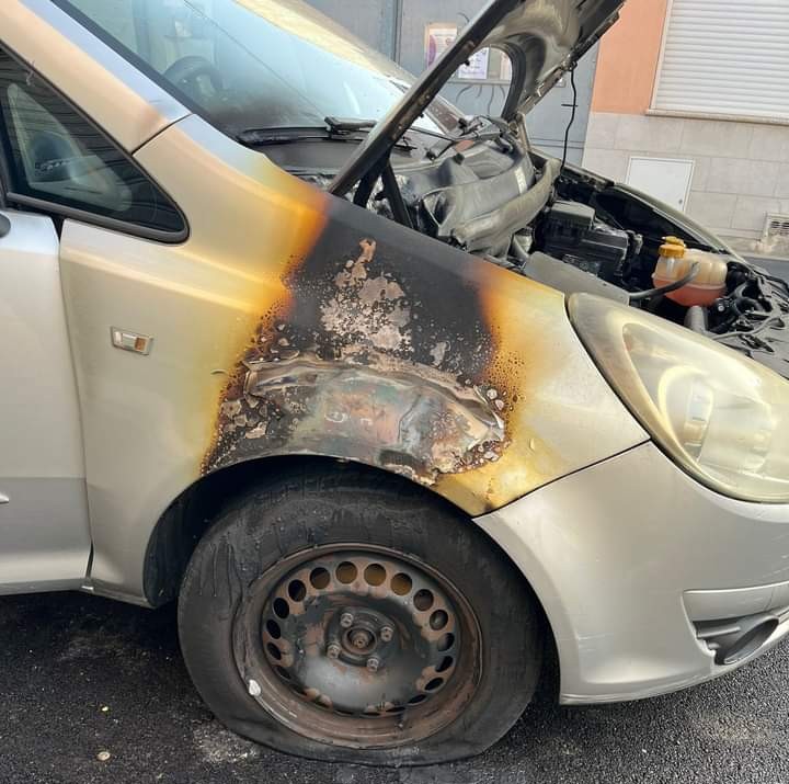 Uta, auto in fiamme durante la notte