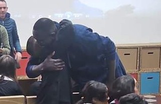 Sassari, la favola di Diop fra i banchi di scuola per far sognare i bimbi di San Donato
