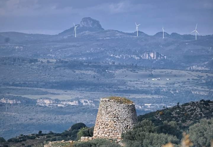 Il nuraghe e le pale eoliche come sfondo: l’immagine emblematica del futuro della Sardegna