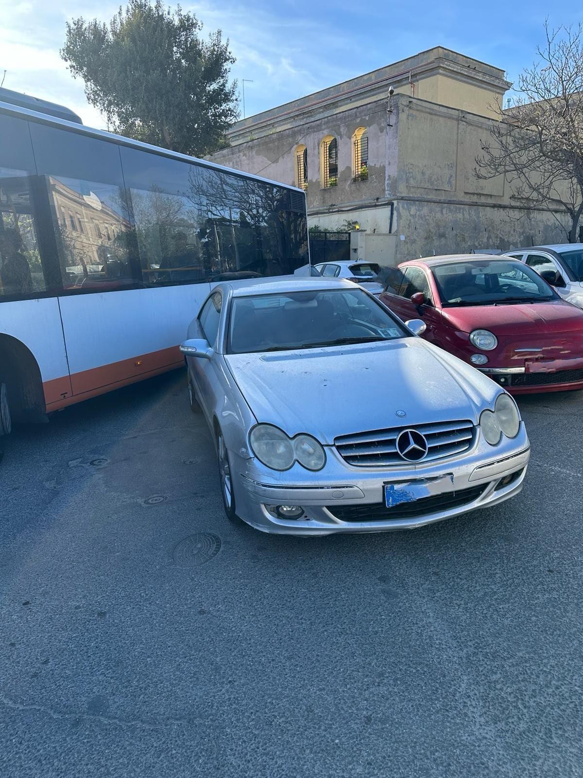 Cagliari, auto in divieto di sosta e bus bloccati: caos a Calamosca isolata per 2 ore