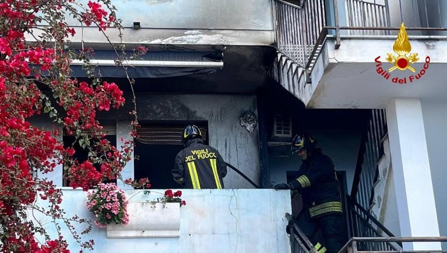 Fiamme in un appartamento in via Is Seddas a Cagliari, intervengono i vigili del fuoco