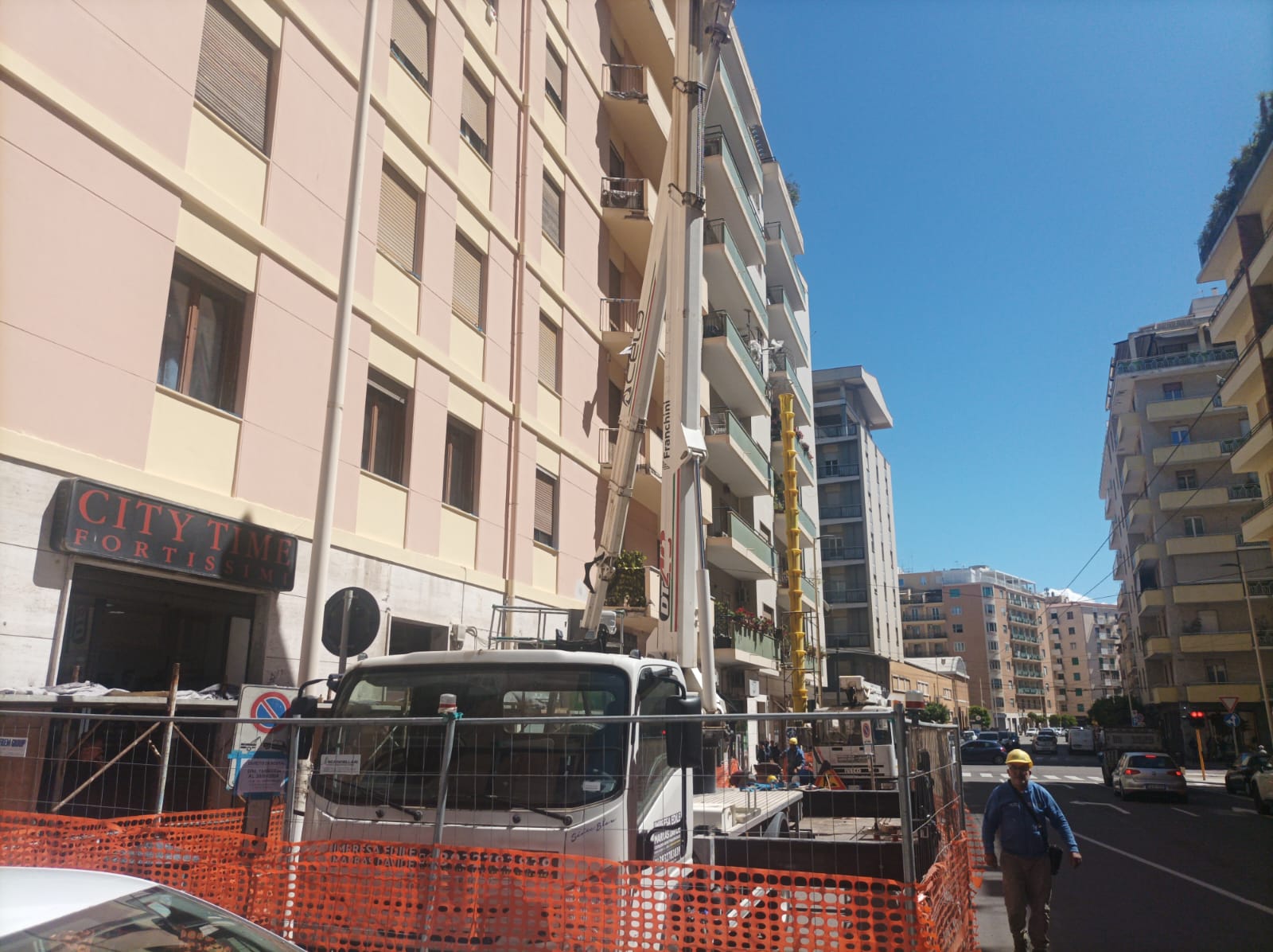 Cagliari, volo di 6 metri in via Cocco Ortu: gravissimo un operaio