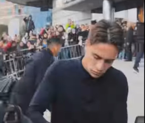Arriva il bus della Juventus al T Hotel, bianconeri sardi in delirio a Cagliari: “Forza ragazzi”
