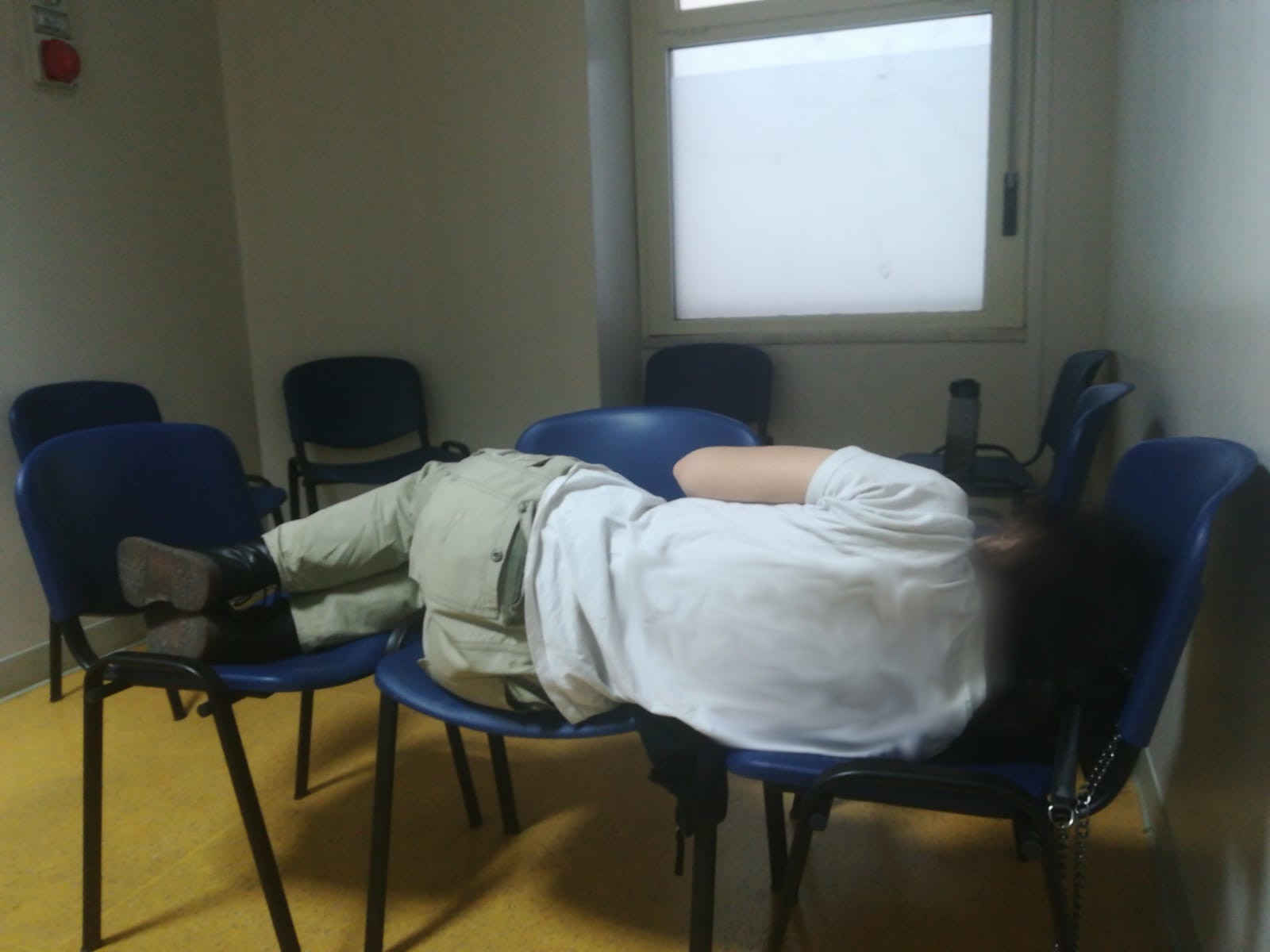 Cagliari, 15enne sviene e finisce al Santissima Trinità: “Dopo il triage niente letto ma tre sedie per sdraiarsi”