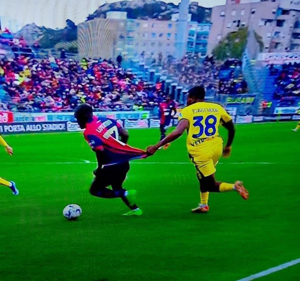 Cagliari-Verona, la maglia di Luvumbo tirata in questo modo: arbitro, non era rigore?