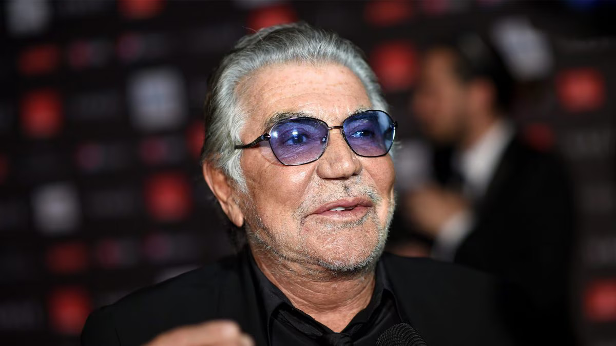 Addio allo stilista Roberto Cavalli, morto a 83 anni: in Sardegna aveva rilanciato la discoteca Pepero