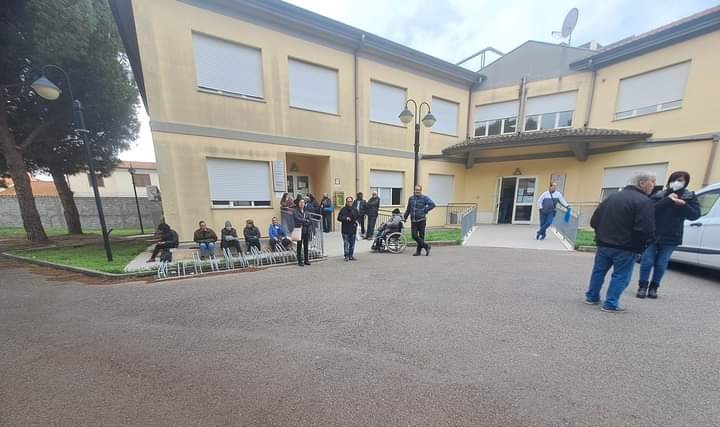 Serramanna, vergogna sanità: 5 ore di fila per una ricetta medica