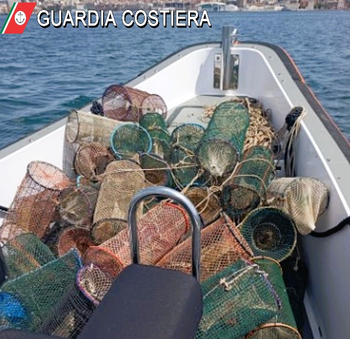 Piazzano 50 trappole illegali, pescatori dilettanti stanati e multati a Cagliari dalla guardia costiera