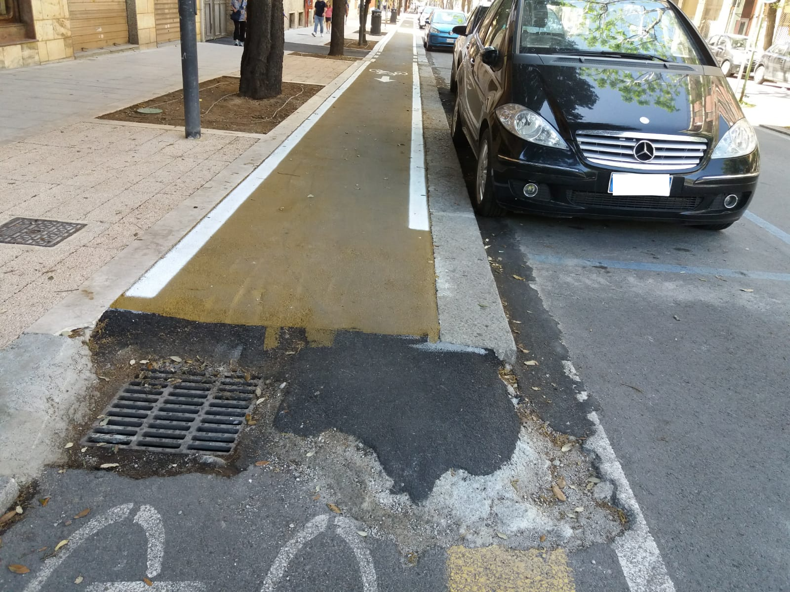 Cagliari, la pista ciclabile di via Dante è una voragine: ciclisti a rischio, così è meglio eliminarle
