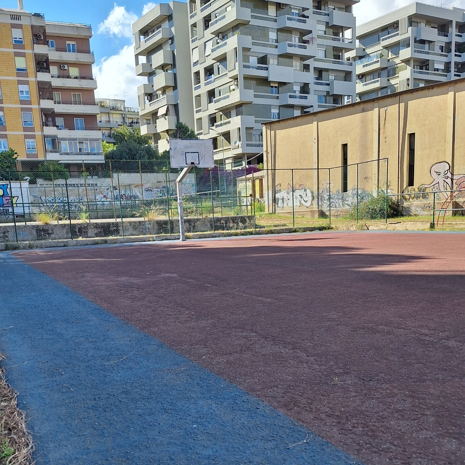 Cagliari, degrado nel campo di via Castiglione: il quartiere scende in piazza