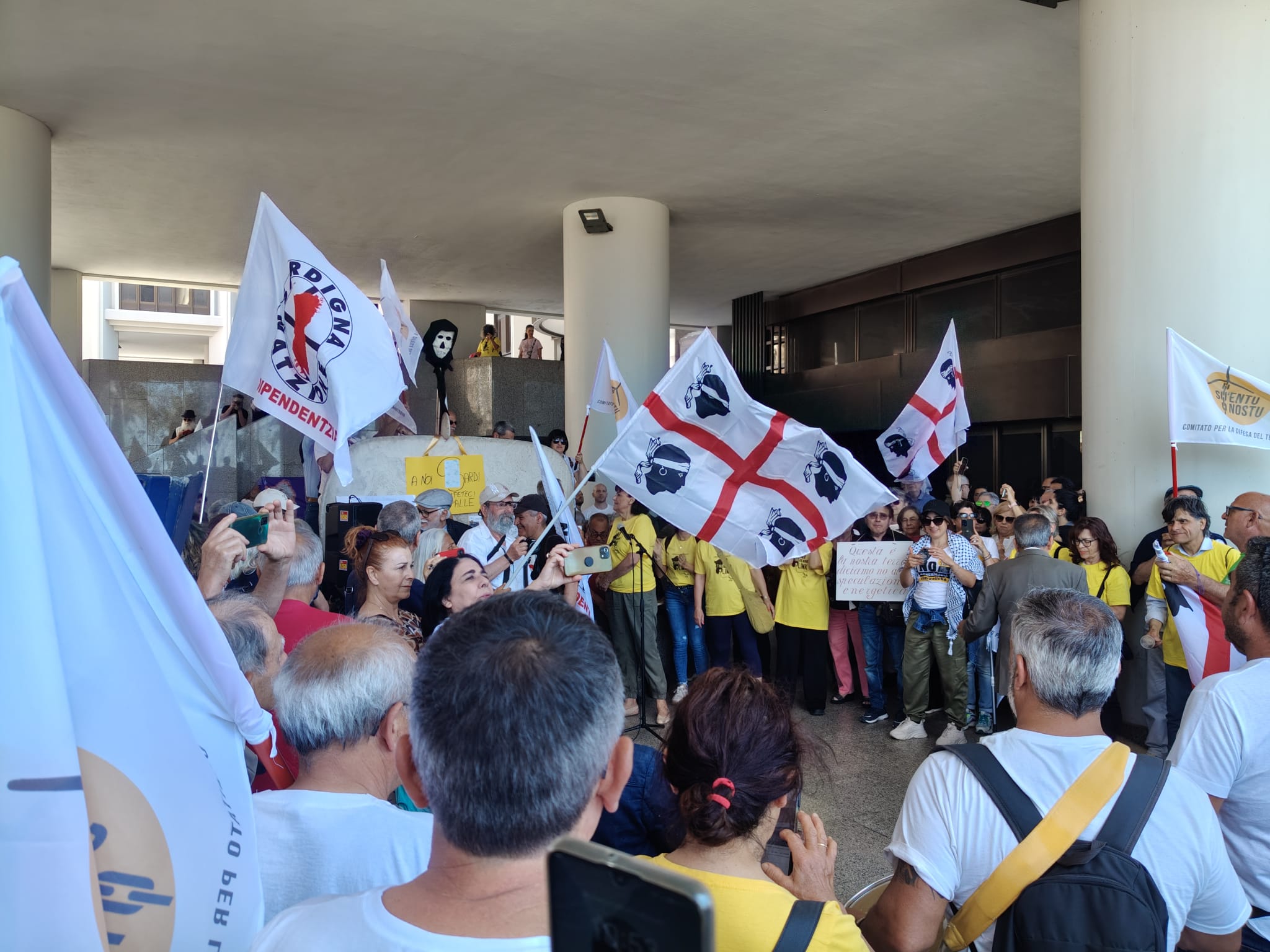 Boom dell’eolico, migliaia di persone in piazza a Cagliari: “No alla speculazione energetica in Sardegna”
