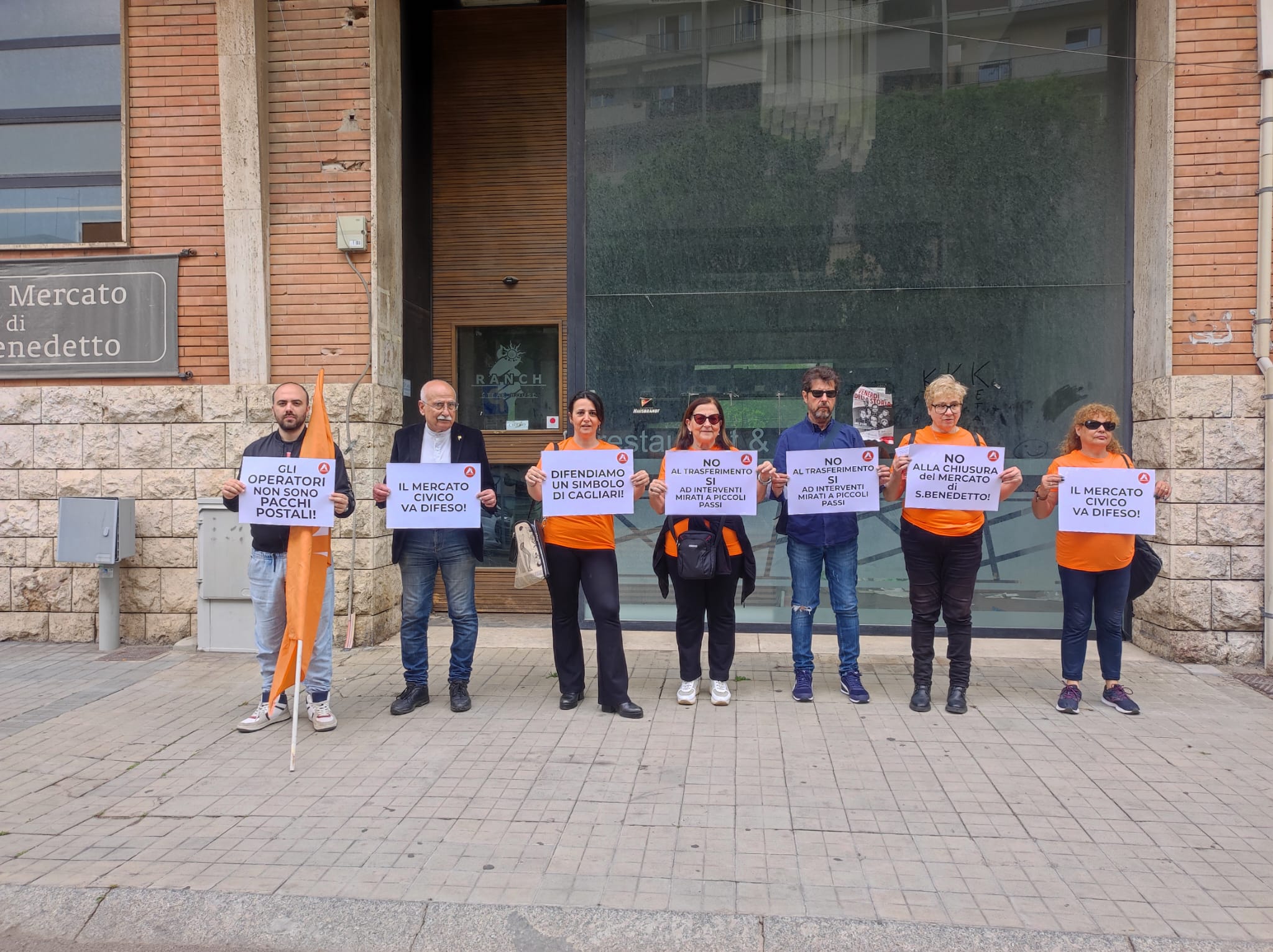 “Il mercato di San Benedetto non si sposta”: flash mob con Emanuela Corda a Cagliari