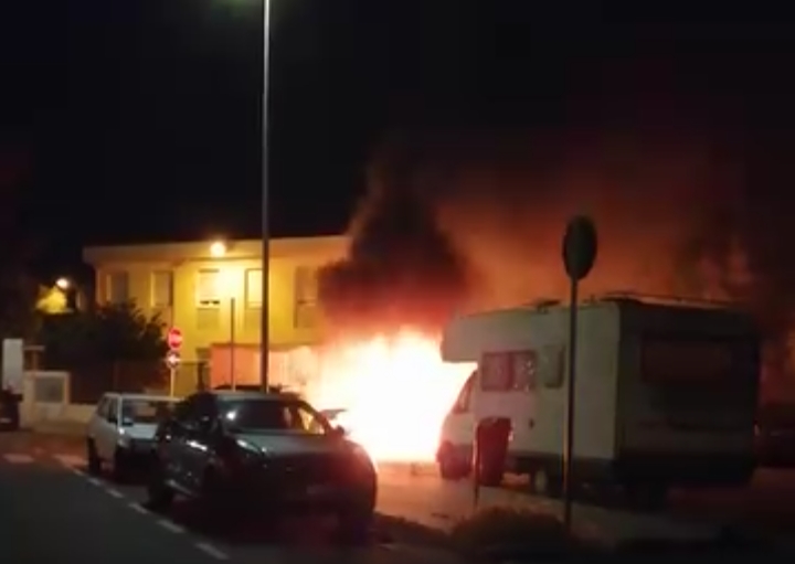 Sestu, auto in fiamme durante la notte in via della Resistenza