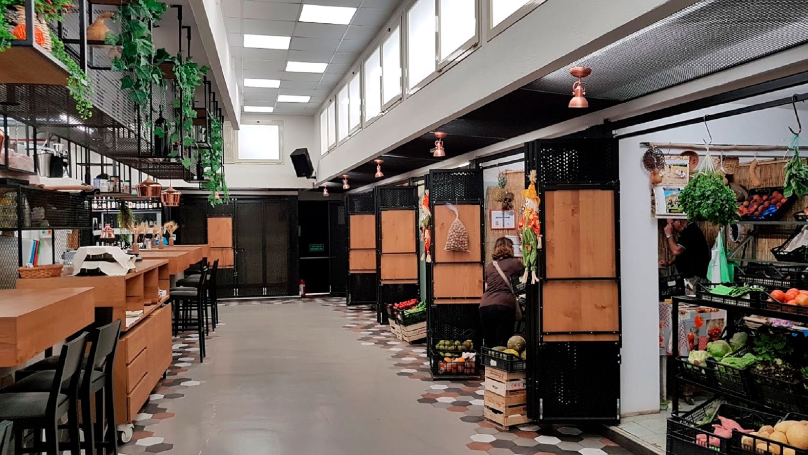Ristorante del mercato chiuso ma le merci restano e sporcano, il Comune di Cagliari: “Ora chiamiamo la forza pubblica”