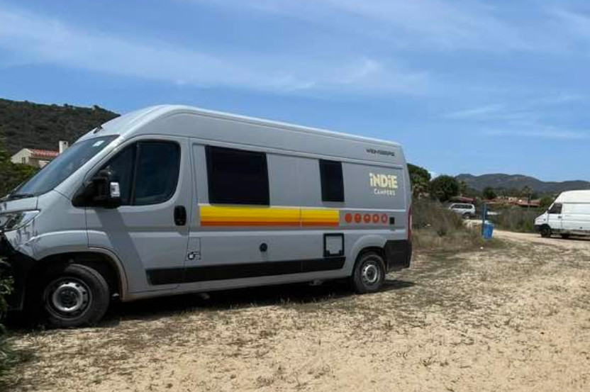 Costa Rei, turisti tedeschi arrivano col camper sulla spiaggia: i residenti li beccano e scatta la multa