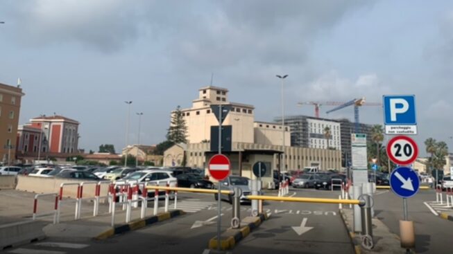 Raddoppiano le tariffe al parcheggio della stazione di Cagliari, Alessandra Zedda: “Inaccettabile”