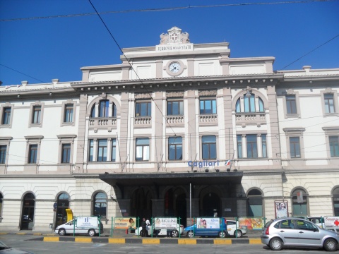 Svenuta in stazione a Cagliari, cuore fermo e non respirava più: poliziotto eroe salva una 20enne