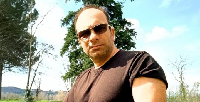 Si schianta contro un tir e resta incastrato sotto al rimorchio, Valerio Spanu muore a 50 anni