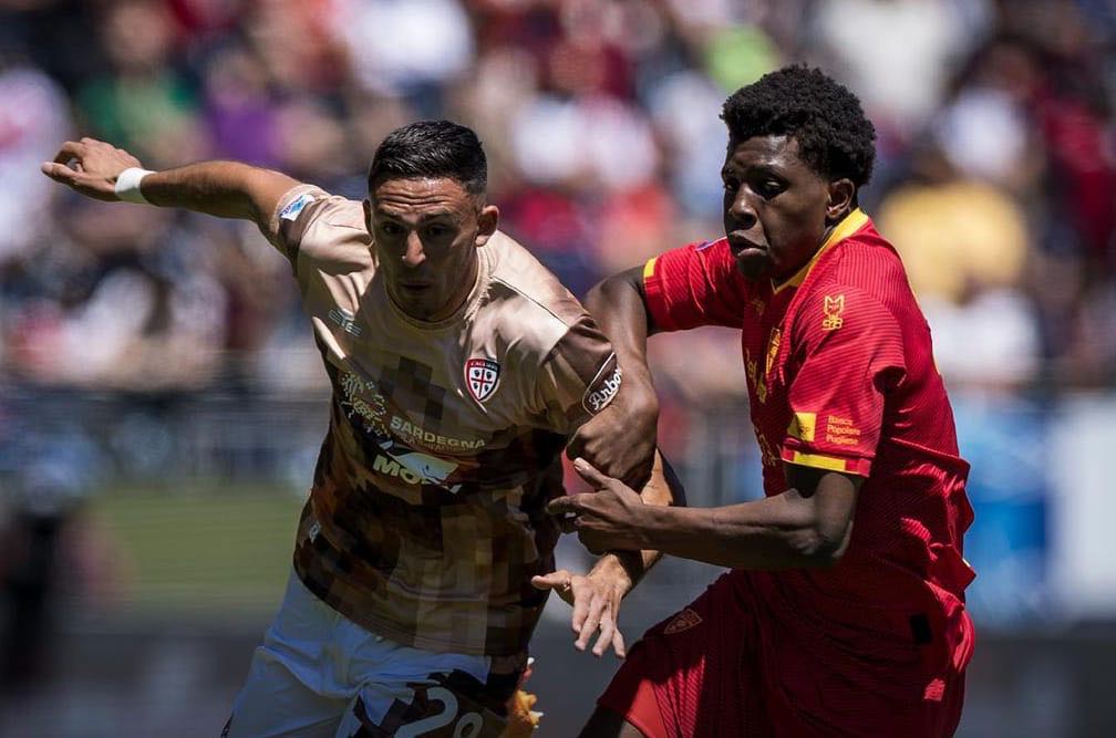 Cagliari-Lecce 1-1, decisiva l’espulsione di Gaetano: Scuffet e i pali salvano Ranieri dal tracollo