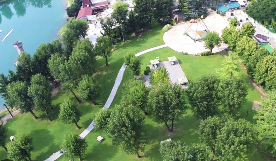 Bambina di 11 anni rischia di annegare in piscina e muore dopo 3 giorni in ospedale 
